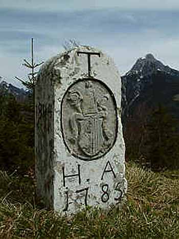 Dreiländereck mit seinem Grenzstein von 1785 Hier trafen die Länder Kurfürstentum Bayern; Grafschaft Tirol und Hochstift Augsburg zusammen.Hier trafen die Länder Kurfürstentum Bayern; Grafschaft Tirol und Hochstift Augsburg zusammen.