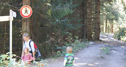 Forstweg Verkehrsschild Betreten Verboten - dmit die wanderer über die bewirtschaftete Berghütte gehen!