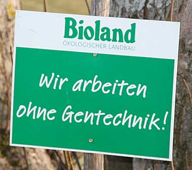 Bioland Gentechnik freies Allgäu - viele Schilder an vielen Orten
