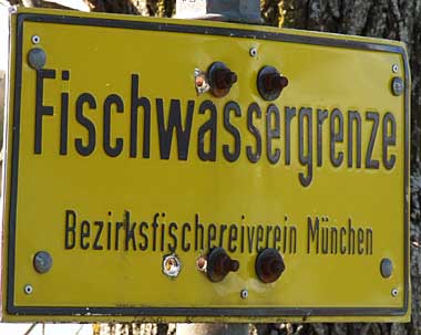 Fischwasssergrenze vom Bezirksfischereiverein München. Das weiterschwimmen ist für Karpfen und Forellen verboten!
