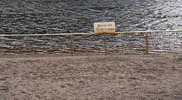 Der Sandspielplatz am Waldsee in Lindenberg mit seiner Nichtschwimmer Grenze - Grenze für Nichtschwimmer, FKK, nackig oder angezogen Rettungsleiter für Wanderer