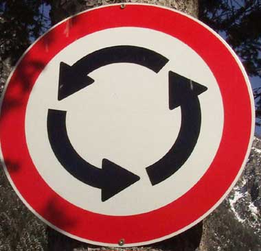Verkehrszeichen A: Vorsicht bei der Einfahrt in einen Kreisverkehr - Blödsinn - Wenden Verboten - eigentlich gibte es dieses Zeichen gar nicht