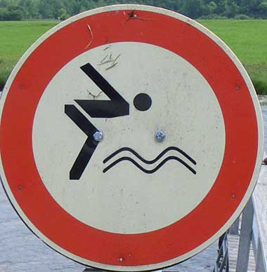 Verkehrszeichen "Ins wasserspringen verboten"