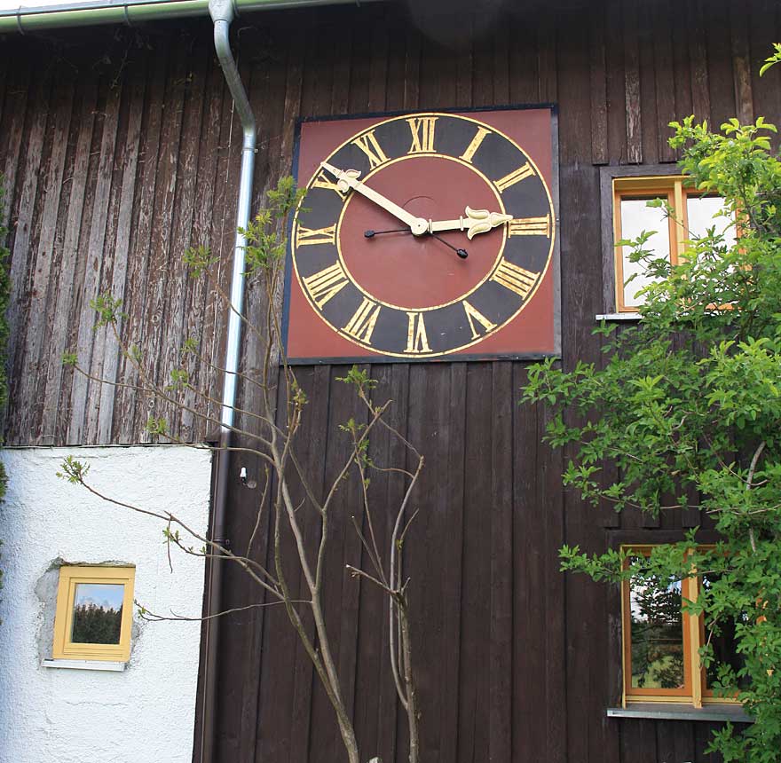 Kirchturm Uhr in Stiefenhofen an einem Bauernhof