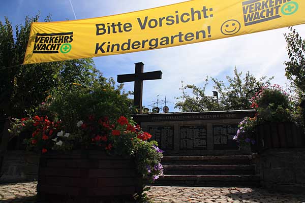 Obermaiselstein - hier wird den Kriegsopfern und den KiGa Kindern gemeinsam gedacht