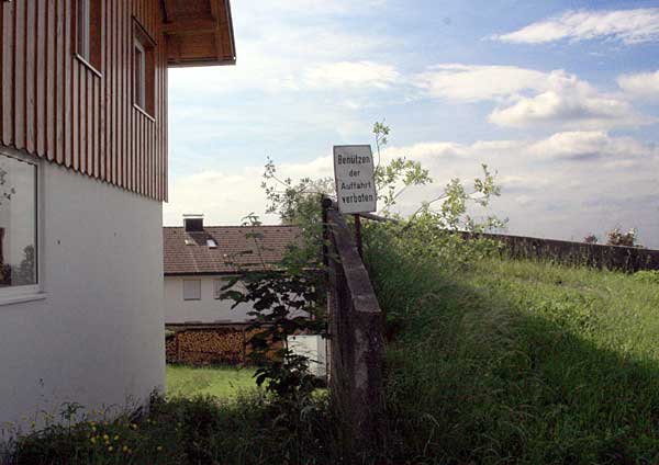 2011 in Lindenberg - vielleicht wird daraus doch wieder ein Bauernhof mit der Auffahrt zur Tenne fürs Heu?