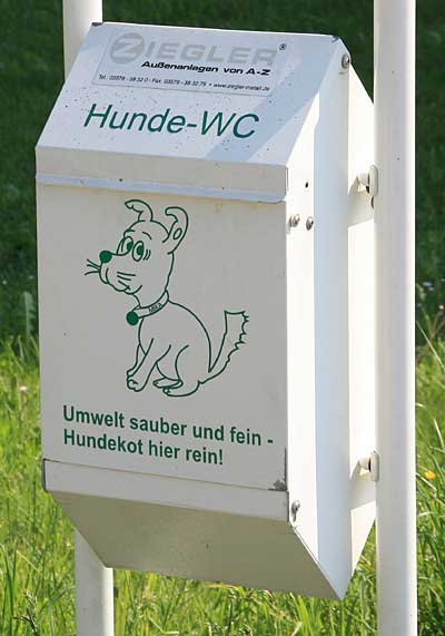 Hier kann der Hundekot gleich entsorgt werden, muss nicht mit nach Hause genommen werden - Wolfegg 2011