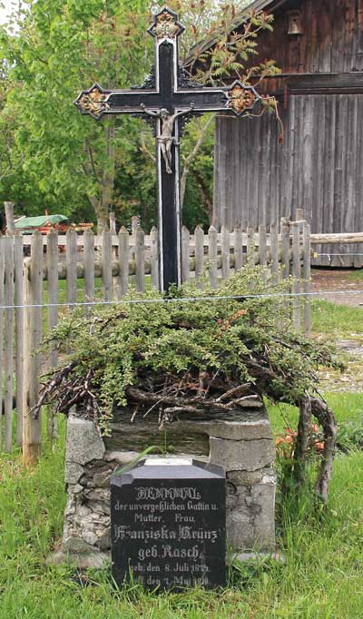Grabstein Denkmal der Franziska Brünz, das beim Abriss des altens Stalles am 8. Juli zufällig ans Tageslicht kam