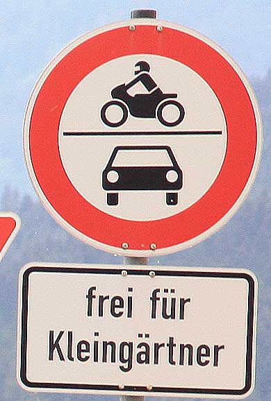 Blaichach 2011 - Kleingärtner dürfen hier Faharadfahren, Motorradfahen, Reiten, Autofahren - alle andern dürfen nur Reiten und Fahradfahren