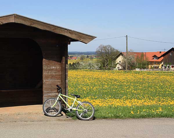 P + R Parkplatz für den ÖPNV im Allgäu - Altusried 2012 - das Fahrrad ist nicht abgeschlossen