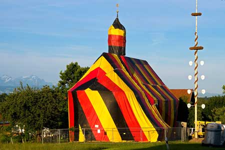 Aufnahahme etwa gegen 08.00 - Fussball Kapelle Itzlings (bei Hergatz) zur EM 2012 in Schwarz-Rot-Gold gekleidet