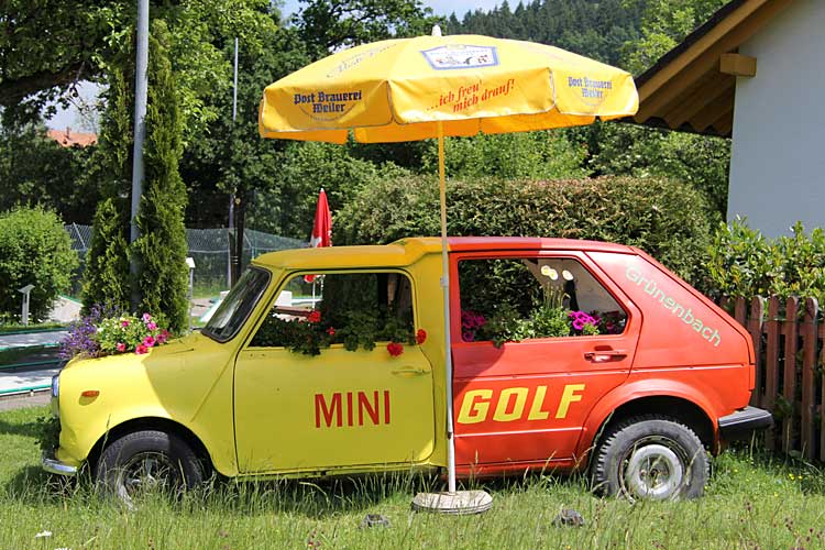 Toll zusammengeschweißtes Hybrid Auto - ein Mini mit Heckschaden, ein Golf mit Frontschaden und ein Besitzer mit Dachschaden (böse Zungen behaupten so etwas!) - Sie sehen einen klassischer Minigolf Platz mit Sonnenschirm!