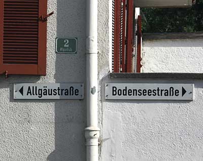 Genau Ortsmitte wird die durchgehende Hauptstrasse geteilt in Allgäustrasse und Bodenseestrasse. 