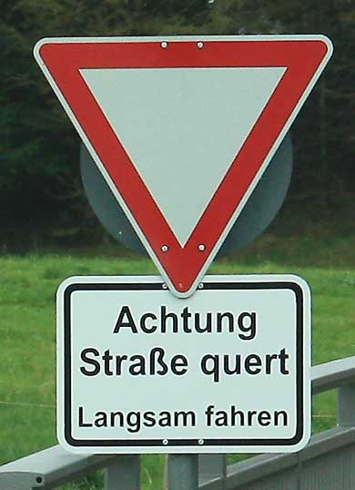 Vorfahrtzeichen auf einem Radweg - Gemeint sind hier die Radfhrer auf einem Radweg, der eine kleine Ortsverbindungsstrasse kreuzt