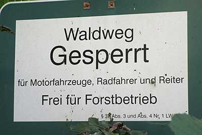 Waldweg gesperrt für Motorfahrzeuge, Radfahrer und Reiter, Wanderer dürfen