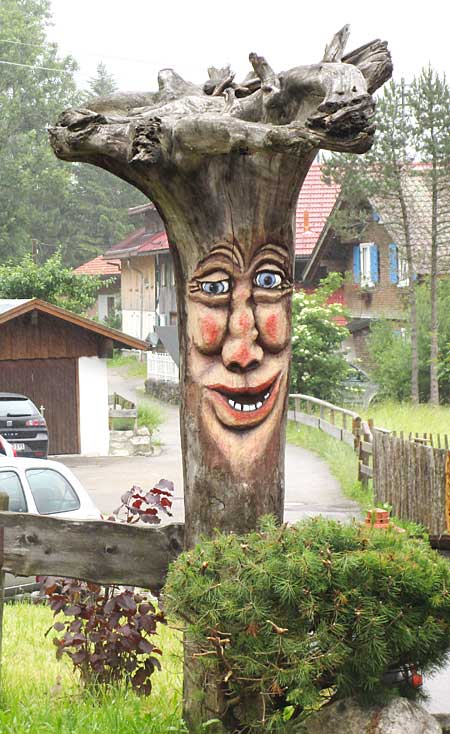 Wooddesign eines Holzschnitzers - Baumstamm mit Wurzeln oben Allgäu Bad Hindelang