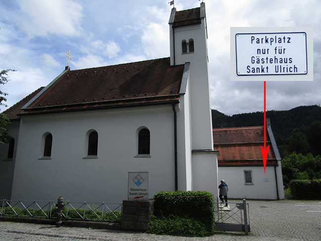 St. Ulrich Kirche Füssen Bad Faulenbach - Parkplatz für das Gästehaus direkt vor der Kirche