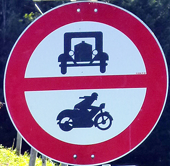 Verkehrszeichen "Für Oldtimer verboten" Standort Kleinwalsertal, Abzweiger Oberwestegg vom Schwandweg bei Riezlern