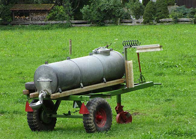 Kuhkomfort - Kratzbürste, Scheuerbürste für die Kuh auf einer Wiese in Röthenbach