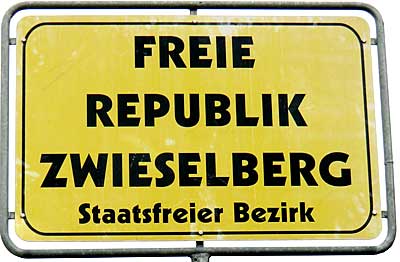 Ortsschild der Freien Republik Zwieselberg - Bild am Anfang von Unter und Ober Zwieselberg (OT von Roßhaupten)