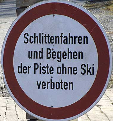 Verkehrszeichen: Schlittenfahren verboten