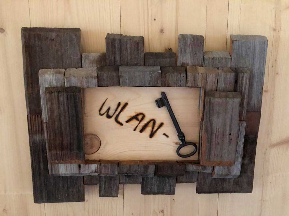 kostenloser WLan Schlüsssel am Waltenberger Haus in den Allgäuer Alpen. nur Netz hat keiner hier - Wirtsleute Humor
