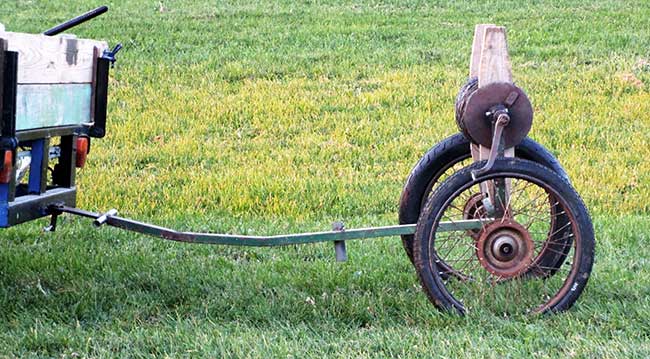Aus den Resten eines Mopeds ist eine Transportrolle für den Stacheldraht der Wiese geworden 