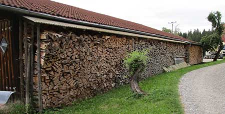 vile Holz vor der Hütte - 2 Reihen ofenfertiges Holz gestapelt - es wird auch verkauft - Lengatz 2018