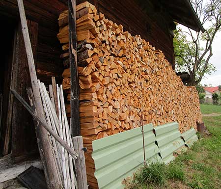 Viel Holz vor der Hütte - das Holz ist noch sehr frisch, muss noch etwas warten - Lengatz 2018
