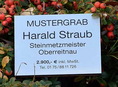 Steinmetz Harald Straub aus Oberreitnau hat offensichtlich Humor - Ein Mustergrab auf dem Friedhof zu präsentieren - Alle Achtung