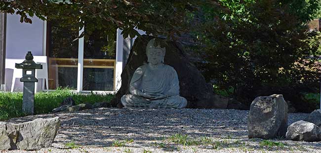 Buddha Statue am Eingang vom Zen Kloster in Buchenberg