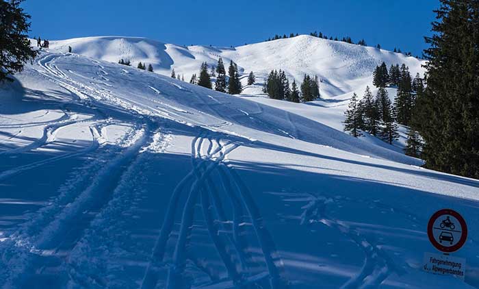 2 m Schnee im Skigebiet - Fahrverbot an der Höllritzer Alpe - Blick auf das Höllritzer Eck - Feb. 2019