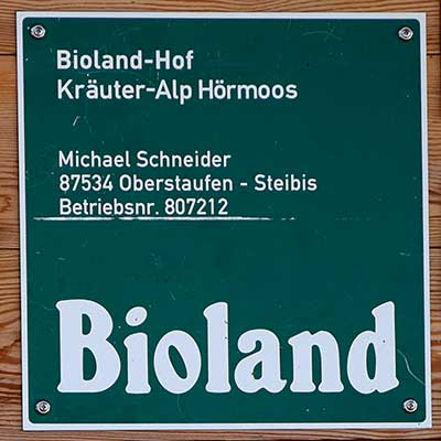 Michel's Kräuteralpe - Alpe Hörmoos - Bioland Hof - Schild aber seltsamer weise ohne Kuh, obwohl die da sind