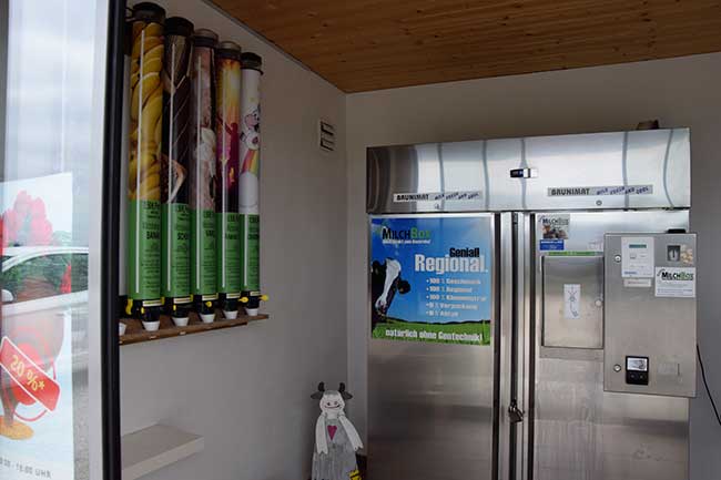 In der Milchbox gibt es Rohmilch, pasteurisierte Milch, und Zusätze für einen Milchshake zu kaufen - Leubas bei Kempten 2019