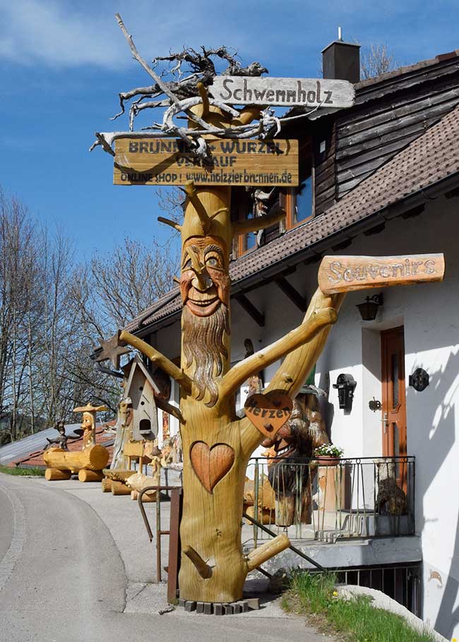 Pfronten Berg - Allgäuer Strasse 58 - Geschäft mit veredeltem Holz aus Baumstämmen, Wurzeln und Schwemmholz - 2019