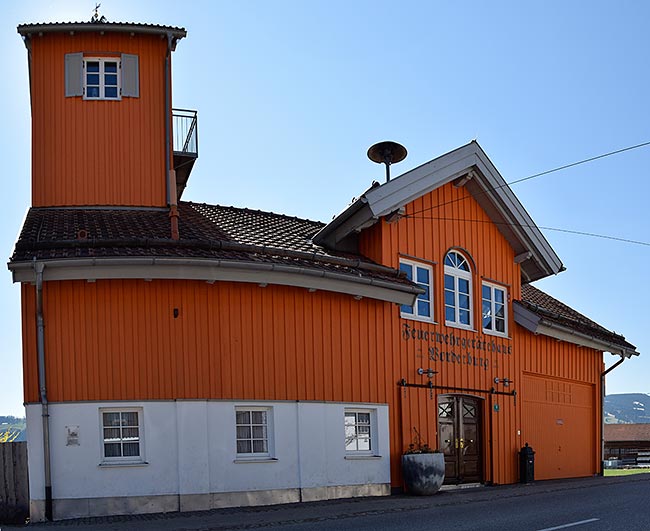 Dieses Feuerwehrhaus in Vorderburg war von 1886 bis 2002 in Betrieb. Danach wurde es zum Wohnhaus mit sehr vielen Details umgebaut. 