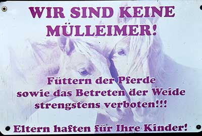 Füttern der Pferde strengstens verboten, das Betreten der Weide auch - Ussenburg 2019