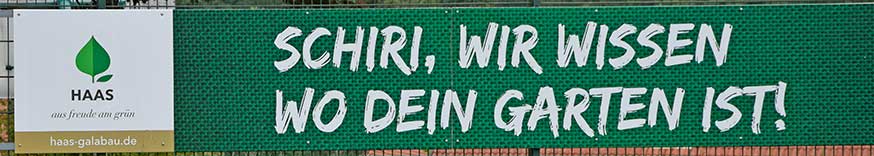 Schiri, wir wisen wo Dein Garten ist!(Pfeiff richtig - sonst verwüsten wir deinen Garten) Werbung für Haas Galabau auf dem Sportplatz in Scheidegg 2019