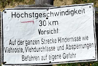Forstweg: auf der ganzen Strecke ist mit Viehroste, Viehdurchlässe und Absperrungen zu rechnen, Befahren auf eigene Gefahr - Alpe Beichelstein