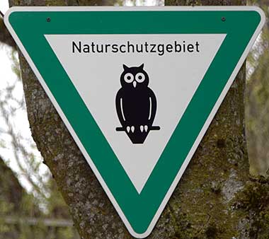 Verkehrsschild Naturschutzgebiet - privat aufgehängter Joke (Humor) in Steingaden (Sulzberg Oberallgäu)