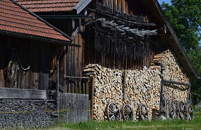 Viele Sorten Holz vor dem Stall - Huinzen, Holzstapel, Holzräder - Schwangau 2015