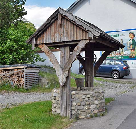 Stillgelegter historischer Zieh Brunnen in Altusried Ortskern 2020