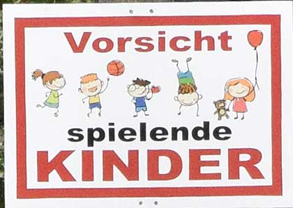 Vorsicht - spielende Kinder in Muthmannshofen - mit landwirtschaftlicher Kunst verbunden