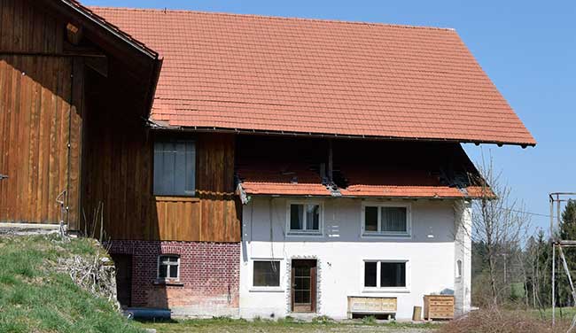 Dach neu, aber das Haus darunter ist und bleibt alt - Isny 2020, seit ca.  1995