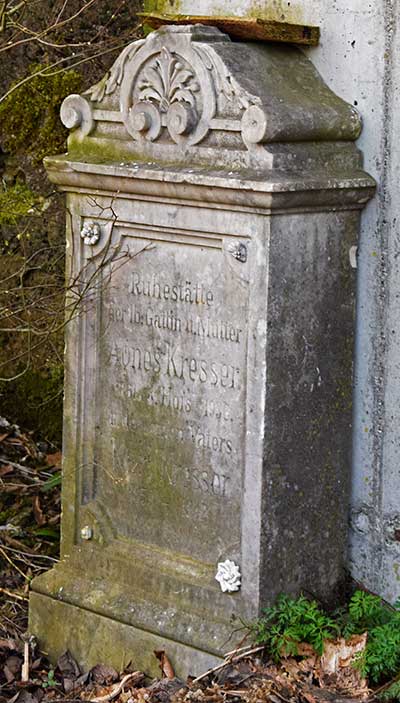Alten Grabstein von der Urgroßmutter auf deisem Hof gefunden und wieder aufgestellt - Heimenkirch 2020