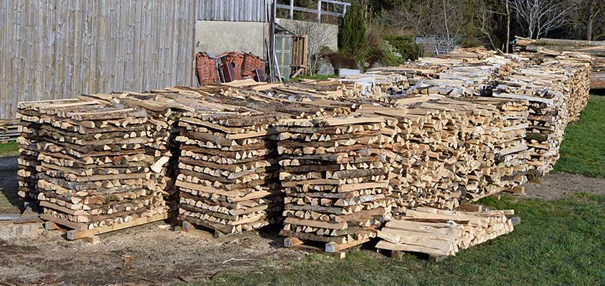 Der professionelle Holzer, Fa. Kresser, bereitet sein Holz zum Verkauf her (es wird zuerst 2 Jahre getrocknet)