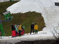 Hündle Bergbahn Oberstaufen - Skibetrieb 25.02.2020 (eigentlich Hochsaison) - Skischulbetrieb der harten Art - man beachte den Pistenzustand