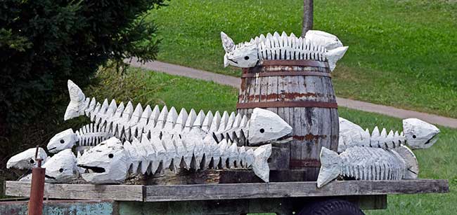 stilisierte Holz Fische als Hinweis auf den Karsee-Weiher in Karsee (Wangen)