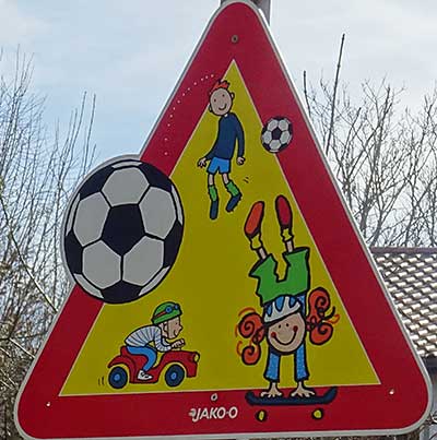 Verkehrszeichen: Spielende Kinder in Kronburg 2020