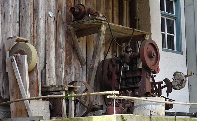 3-stufige historische Güllepumpe an der Neumühle in Legau